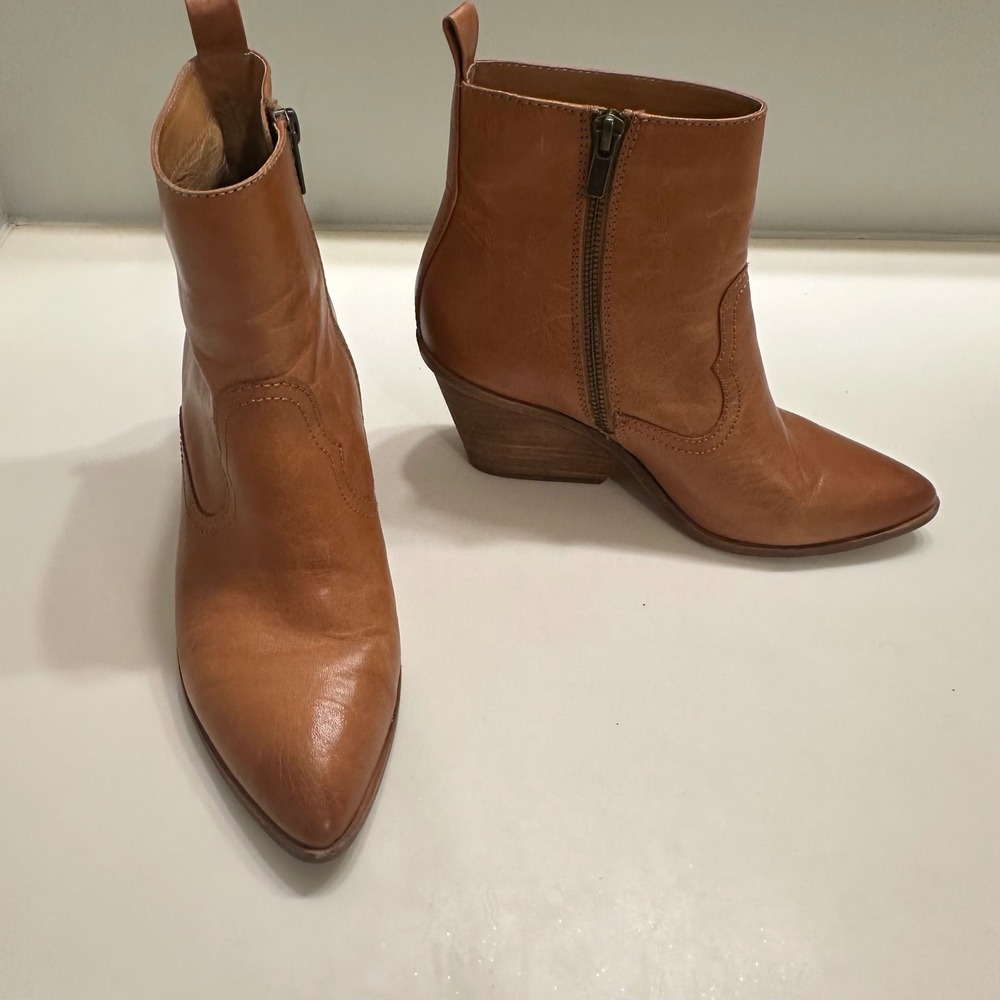 Frye Lena Zip Low Wedge Camel Leather Ankle Boots 8.5M 3470364-CAM Pointed Toe